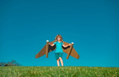 Dışarıda oyuncak jetpack 'i olan bir çocuk. Yeşil yay tarlasında karton kanatlarla oynayan bir çocuk. Bahar yolculuğu ve macera. Çocukların başarısı ve lideri, başlangıç konsepti