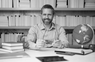 Öğretmenler günü. Okul sınıfında öğretmen öğretmeni. Bilgi, eğitim. Sınıfta ders veren bir adam. Üniversite sınavı. Üniversitede ders veriyorum. Eğitimci öğrenme kursları. Coğrafya okuyorum.