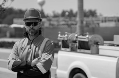 İnşaat alanında kasklı inşaat işçisi. Şapkalı adam. İnşaat işçisi dışarıda. İnşaat işçisi inşaat alanı