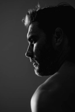 Seksi üstsüz adam, beyaz arka planda izole edilmiş teninin portresini kapat. Yumuşak ciltli, çekici bir adam. Spa terapisi. İnsan, yüz, güzellik ve cilt konsepti