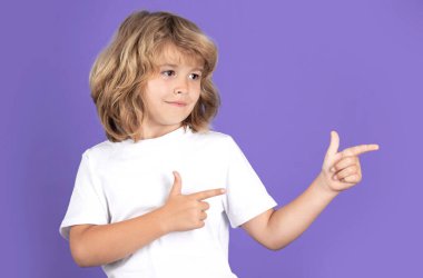 8 yaşındaki bir çocuk izole edilmiş stüdyo geçmişine parmak basıyor. Çocuk, tanıtım tekliflerini göstererek mekanı işaret ediyor. Reklam tanıtım ürünü konsepti