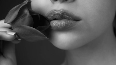 Dolgun kırmızı dudaklar. Laleli doğal dudaklar. Lalede seksi kadın ağzı, makro dudak. Kırmızı ruj. Lale çiçekli güzel dudaklar. Seksi dudaklar yapışıyor. Şehvetli dudaklar, merhem ruj.