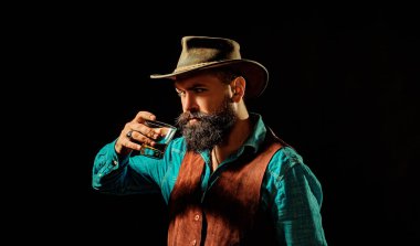 Eski geleneksel viski içeceği - beyler içecek. Şık zarif sakallı adam Bartender viski bardağı tutar. Şık zengin adam eski viski bir bardak tutan