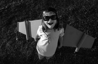 Çocuk çocuk, yaz tatili ve seyahatin hayalini kurarak oyun oynuyor. Çocukların hayal gücü ve özgürlük kavramı