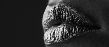 Altın parıltı efektli dudak simgesi. Şehvetli bir ağız. Altın rujdaki öpücüğün sembolü. Cazibeli altın ağızlı. Dudaklarında altın boya var. Altın dudaklar, şehvetli kadın ağzı. Metalik gövde. Altın kavram