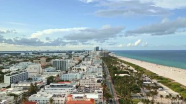 Miami Sahili, Güney Sahili. Miami Beach silueti. Miami şehir manzarası, hava manzarası. Miami kıyı şeridi, kıyı, okyanus kıyısının en üst manzarası. ABD 'de lüks seyahat. Okyanus yolculuğu