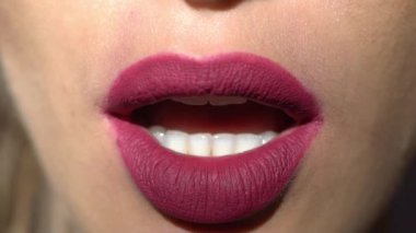 Makro dudaklar. Profesyonel makyaj. Dudaklarında ruj izi olan kadın ağzı. Güzellik ve makyaj. Dudaklar için kozmetik ürünlerini kapat. Makyaj, ruj sürme, dudak parlatıcısı. Güzel dudak.