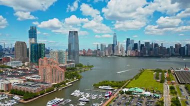 New York 'ta yatları olan bir denizci. Deniz kuvvetlerinde Kentsel Gökdelenleri ve yatları olan NYC Skyline. New York City silueti, ABD 'de Manhattan şehri manzarası. Manhattan 'da panoramik manzara. NNYC Denizcisi