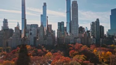 Sonbahar Sonbaharı. İnsansız hava aracından sonbahar Central Park manzarası. Sonbaharda New York City Manhattan Central Park Havalimanı panoraması. New York 'ta sonbahar boyunca Central Park' ta. Gökdelenler ve portakal ağaçları ile sonbahar