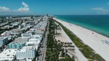 Miami Plajı, binaların ve okyanusun havadan görünüşü. Miami South Beach 'in hava manzarası. Florida 'da lüks daireleri ve su yolu olan Miami Plajı.