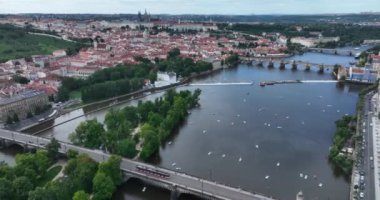 Charles Köprüsü, Prag 'daki Vltava Nehri, Çek Cumhuriyeti. Şehir panoraması. Prag 'ın panoramik manzaralı eski kasabası. Prag üzerinde insansız hava aracı uçuşu, üst manzara. Vltava Nehri