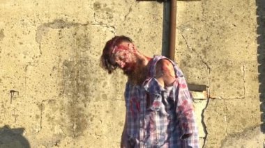Cadılar Bayramı. Zombi adam. Cadılar Bayramı 'nda yüzünde kanlı yaralar olan ürkütücü bir adam. Yüzü kanlı zombi adam. Cadılar Bayramı için yaratıcı sanat makyajı. Adam korkunç zombiyle yüzleşiyor. Korkunç kâbus Cadılar Bayramı korku partisi