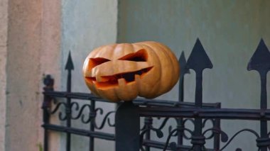 Balkabağı ile Cadılar Bayramı süslemesi. Süslü ev için balkabağı. Cadılar Bayramı kapılarla süslenmiş. Cadılar Bayramı 'nın ön kapısı balkabağıyla süslenmiş. Cadılar Bayramı 'nın sonbahar tatili