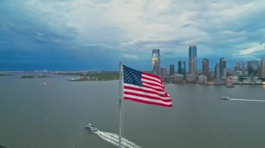 NYC, ABD bayrağının yanında. Manhattan Gökdelenleri ve Amerikan bayrağıyla New York City Skyline. New York City havadan silueti, ABD 'de Manhattan şehri manzarası. NYC 'de panoramik drone görüntüsü. ABD bayrağı, oy ve seçim