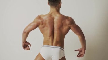 Mükemmel omuzları ve göğsü olan kaslı, kaslı bir erkeğin arkası. Seksi kaslı erkek vücudu. Seksi çıplak gövdeli bir adam. Kaslı üstsüz erkek seksi model, kaslı sporcu