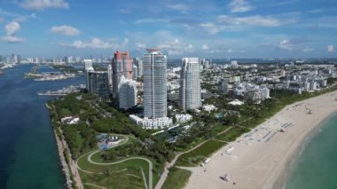 South Point, South Beach, Miami, Florida 'nın havadan görüntüsü. South Pointe Parkı, Miami Hükümet Kanalı