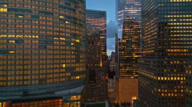New York Şehri Skyline 'ı alacakaranlık hava sahasında. New York İHA 'dan gece bulutlarına yakın. New York City silueti, ABD 'de Manhattan şehri manzarası. Manhattan 'da gece panoramik manzara