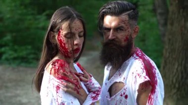 Kanlı zombi çift. Zombi. Lanet zombi. Kana bulanmış seksi çift. Birbirine aşık Cadılar Bayramı çifti. Cadılar Bayramı zombi çifti sakallı adam ve şehvetli genç kadın.