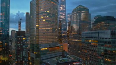New York City Skyline, gece hava manzaralı. New York gökdelenleri dramatik gece bulutlarının yakınında. New York City silueti, ABD 'de Manhattan şehri manzarası. Manhattan 'da gece panoramik manzara