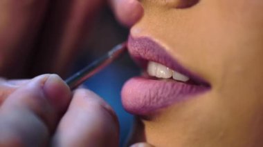 Makro dudaklar. Profesyonel makyaj. Dudaklarında ruj izi olan kadın ağzı. Güzellik ve makyaj. Dudaklar için kozmetik ürünlerini kapat. Makyaj, ruj sürme, dudak parlatıcısı. Güzel dudak.