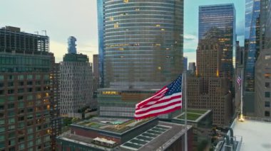 NYC, ABD bayrağının yanında. Manhattan Gökdelenleri ve Amerikan bayrağıyla New York City Skyline. New York City havadan silueti, ABD 'de Manhattan şehri manzarası. NYC 'de panoramik drone görüntüsü. ABD bayrağı, oy ve seçim