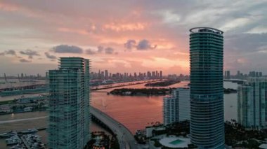 Geceleri güzel Miami Beach şehrinin hava manzarası. Şafakta Miami 'nin insansız hava aracı atışı. Miami Plajı, gün batımında gökdelenlerin muhteşem manzarası. Miami Sahili Panorama Manzarası, Güney Sahili, ABD