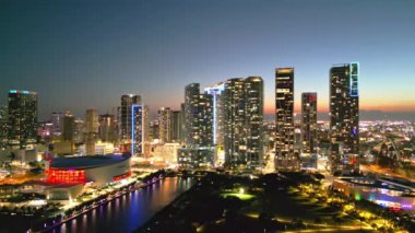 Miami Plajı, Güney Sahili, akşam. Miami Beach gece silueti. Miami akşam manzarası, alacakaranlık hava manzarası. Miami kıyı şeridi, kıyı, deniz kenarı, akşam okyanusu manzarası