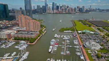 Kentsel gökdelenleri ve yatları olan New York City gökdelenleri. New York City silueti, ABD 'de Manhattan şehri manzarası. Manhattan 'da panoramik manzara. New York Limanı