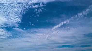 Blue Sky zaman aşımı. Cumulonimbus bulut hareketi. Hareket eden bulutlar ve güneş. 4K zaman aşımı. Bulutlu gökyüzü. Bulutlu bulutlu zaman atlaması. Mavi gökyüzü zaman aşımı. Mavi gökyüzü ile doğa havası