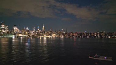 New York Şehri Skyline 'ı alacakaranlık hava sahasında. İHA 'dan New York' a. New York City silueti, ABD 'de Manhattan şehri manzarası. Manhattan 'da gece hava manzarası