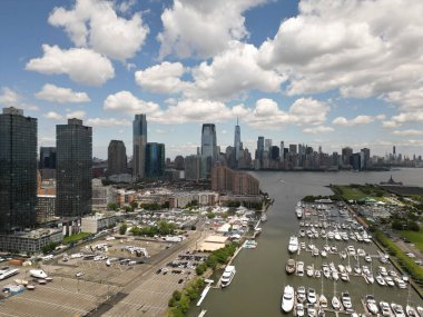 Kentsel gökdelenleri ve yatları olan bir denizci. New York City silueti, ABD 'de Manhattan şehri manzarası. Manhattan 'da panoramik manzara. New York Limanı