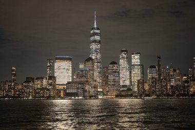 The NYC City, ABD 'de bir gece. İkonik binalarla dolu bir gece. New York City Manhattan Şehir Merkezi Skyline, Jersey City, ABD.