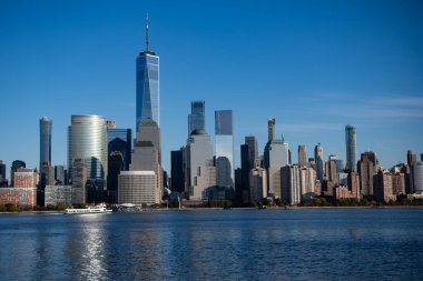 New York, Birleşik Devletler. Manhattan 'ın ortasındaki New York şehrinin ufuk çizgisi. ABD, New York, New York, Manhattan. Amerikan büyük şehri. Aşağı Manhattan silueti. New Jersey 'den New York. Manhattan şehir merkezi.