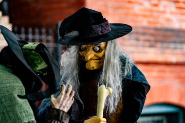 Cadılar Bayramı evi. Cadılar Bayramı balkabağı ve dekore edilmiş ev için iskelet. Bir Amerikan evinin ön bahçesinde dekore edilmiş korkunç bir şey. Şeker mi şaka mı? Cadılar Bayramı geçmişi. Cadılar Bayramı 'nın sonbahar tatili