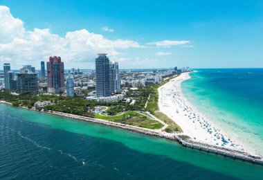 South Pointe Parkı 'nın havadan görünüşü. Miami Plajı. Florida mı? ABD. Miami sahilinde yaz tatili. Miami şehrinin havadan panoramik manzarası, binalar, marina, yatlar ve lüks daireler.