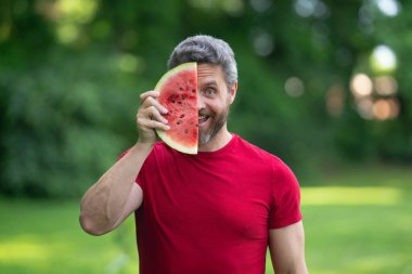 Karpuzlu mutlu çocuk. Yazlık parkta karpuz yiyen komik bir adam. Milenyum adamı bahçede karpuz yiyor. Adam dışarıda meyve yiyor. Mutlu yaz.