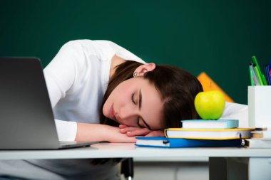 Sınıfta ders sırasında uyuyan bir öğrenci. Ders sırasında yalan söyleyen ve masada uyuyan liseli kız portresi. Üniversitede, lisede ya da üniversitede yorgun gençler. Sıkıcı Ders