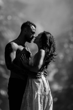 Romantik insanlar öpüşüyor. Hoş bir çift birleşmesi. Birbirini kollayan romantik bir çift. Aşık güzel bir çift. Şefkatli tutku ve romantik. Romantizm, yakınlık ve aşk. Romantik tutkulu aşıklar