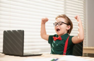 Öğrenci çocuk okulda İngilizce öğreniyor. Akıllı çocuklar için eğitim. Sınıftaki heyecanlı öğrenci.