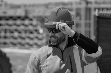 Amerikan ahşap çerçeve inşaatı yapan bir işçi. Amerikan ahşap ev kirişler, ahşap çerçeve yapı, çerçeve yapı