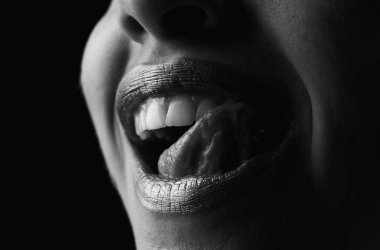 Seksi dil yalayan dudaklar. Şehvetli, mutlu, gülümseyen kadın ağzı. Seksi kız altın dudaklar, altın ağız. Parlak altın ten ve yaldızlı dudaklar. Metalik parlak altın dudak parlatıcısı