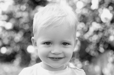 Çocukların tatlı gülüşü. Arka planda gülümseyen çocuğun yakın plan portresi. Hayalci çocuk suratı. Hayalperest çocuk portresi yakın plan. Hayaller ve hayal gücü. Hayalci okul çocuğu suratı.