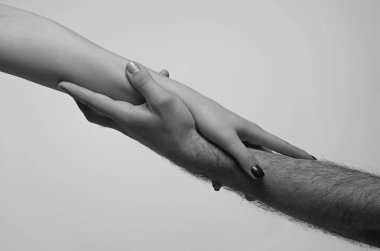 Yardım eli uzatıyorum. El ele tutuşun, kapatın. Yardım eli uzatıyorum. Kurtarma, el hareketlerine yardım etme. Kurtuluş ilişkileri. Yardım eli uzatıyoruz, akrabayız. Yardım kolu, hayır işi.