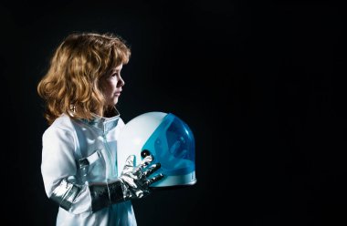 Çocuk kendini uzay kaskı takmış bir astronot olarak hayal ediyor.