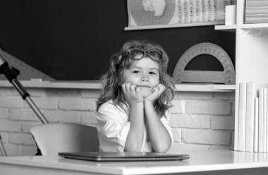 Zeki bir öğrenci masada oturuyor, sınava hazırlanıyor.