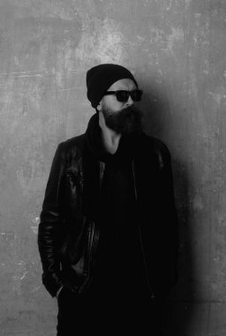 Seksi bir adamın baştan çıkarıcı yüzü. Maço kendinden emin görünüyor. Sakallı hippi.