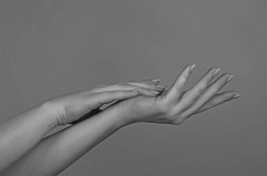 Güzel Kadın Elleri. Kadın Elleri Kremi, Losyon. Spa ve Manikür konsepti. Yumuşak ten, cilt konsepti. Elinle dokunmaya çalış. Parmaklar birbirine dokunur. Şehvetli kollar