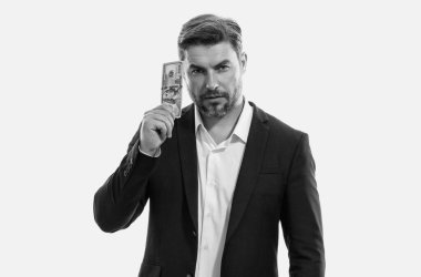 Başarılı bir iş adamı para sayıyor. Yakışıklı orta yaşlı adam 100 dolarlık banknotları tutuyor. Elinde para tutan adam. Kâr ve finansal başarı. Dolar nakiti olan zengin bir adam.