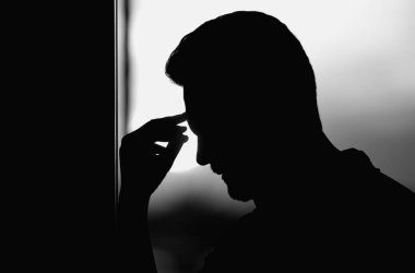 Stresli iş adamının ev ofisinde başı ağrıyor. Yorgun iş adamı fazla mesai yapıyor ve başı ağrıyor. Son sınıf öğrencisinin portresi baş ağrısından muzdarip. Aşırı çalışmaktan migren ağrısı, iş yerinde zor.