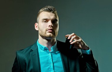 Parfüm lüzfünü. Bir şişe parfümeri tutan adam. Mans parfüm konsepti. Erkekparfüm